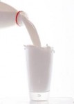 milk_glass_being_poured-r_200